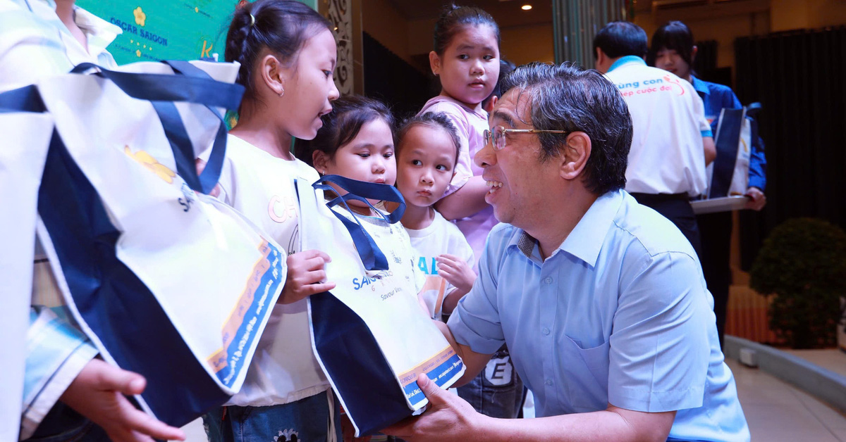 Deputy Secretary of the City Party Committee Nguyen Phuoc Loc celebrates Mid-Autumn Festival with hundreds of children