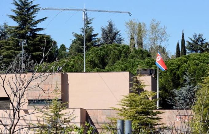 Devant l'ambassade de Corée du Nord à Madrid, en Espagne, en 2019. Photo : Yonhap