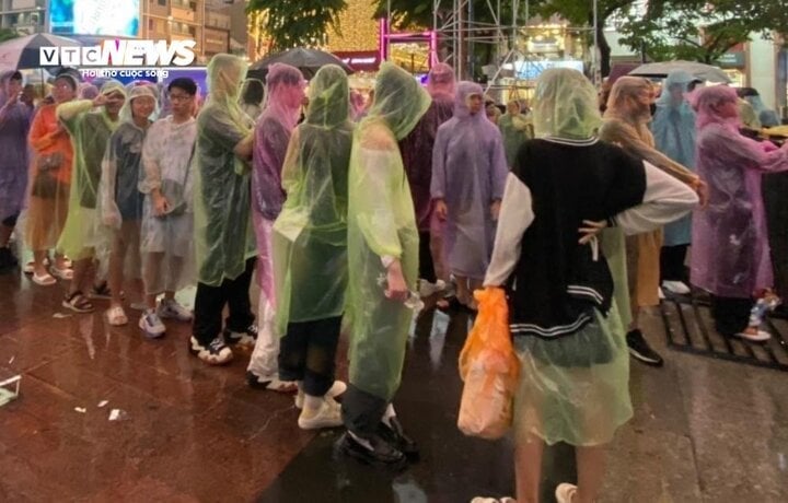 Trotz heftigen Regens standen Tausende von Menschen Schlange, um in der Fußgängerzone Nguyen Hue das neue Jahr zu begrüßen.