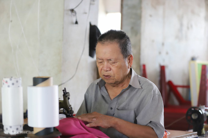 Arbeiter in einer Bekleidungsfabrik auf dem Dong Ba-Markt (Thua Thien Hue). Foto: Vo Thanh