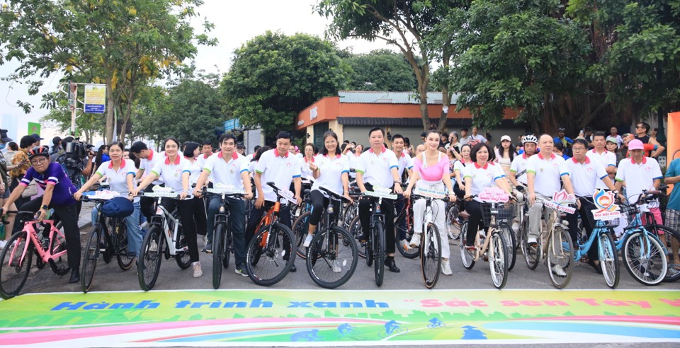 Führer des Komitees der Vietnamesischen Vaterländischen Front in Hanoi sowie Delegierte und Menschen nahmen am Green Journey Cycling Festival „Sac Sen Tay Ho“ teil, um den Kongress der Delegierten der Vietnamesischen Vaterländischen Front in Hanoi willkommen zu heißen. XVIII Mal