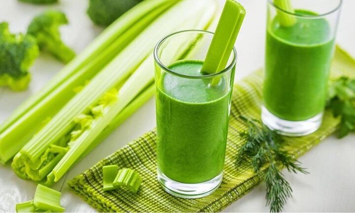 Celery juice contains ingredients that can affect excess fat, helping to effectively burn belly fat.