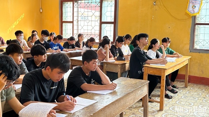 What items are candidates allowed to bring into the examination room?