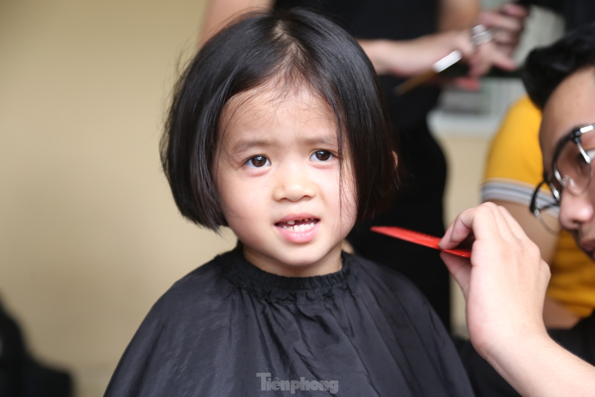 រូបភាពកុមារីអាយុ ៤ឆ្នាំ បរិច្ចាគសក់ដល់អ្នកជំងឺមហារីក រូបថត ៦