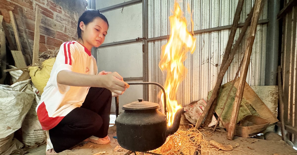 Sống 1 mình trong ngôi nhà nhỏ suốt 5 năm, Thiên Hương nay là sinh viên Đại học Quảng Nam