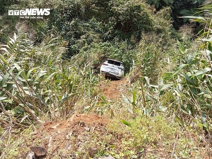 Etwa 20 Meter von der Böschung entfernt stürzte der Wagen, der nur von Herrn H. gefahren wurde, in einen tiefen Abgrund. (Foto: Phan Vinh)