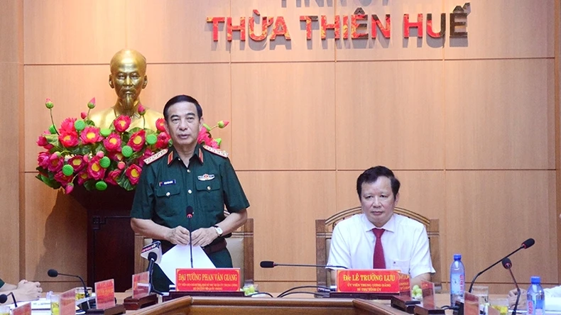 General Phan Van Giang besucht und arbeitet in der Provinz Thua Thien Hue, Foto 3