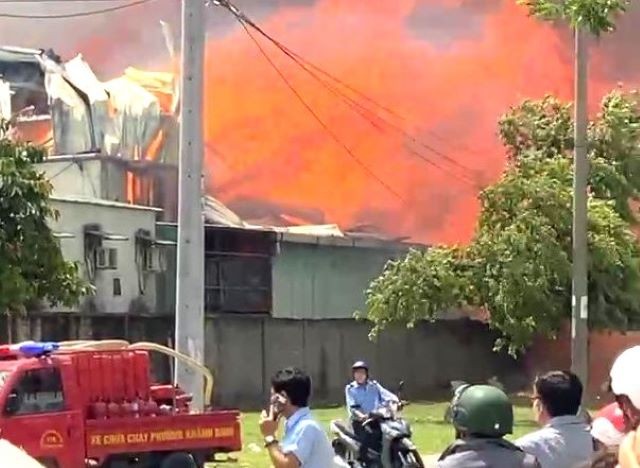 La scène de l'incendie dévastateur dans l'atelier de menuiserie de 3 000 m2 à Binh Duong, photo 3