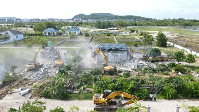 フーコック島で違法に建てられた別荘14棟が2023年9月18日に取り壊された。写真: ゴック・タイ