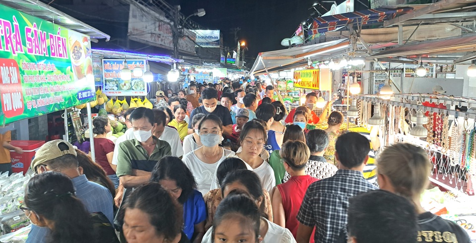 Mercado nocturno de Phu Quoc Un destino favorito para muchos turistas cuando vienen a Pearl Island. (Fotografía de Huu Tuan)