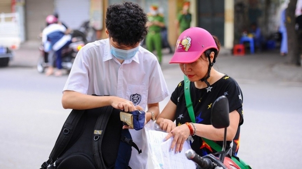 High competition rate, 105,000 Hanoi students enter stressful 10th grade exam