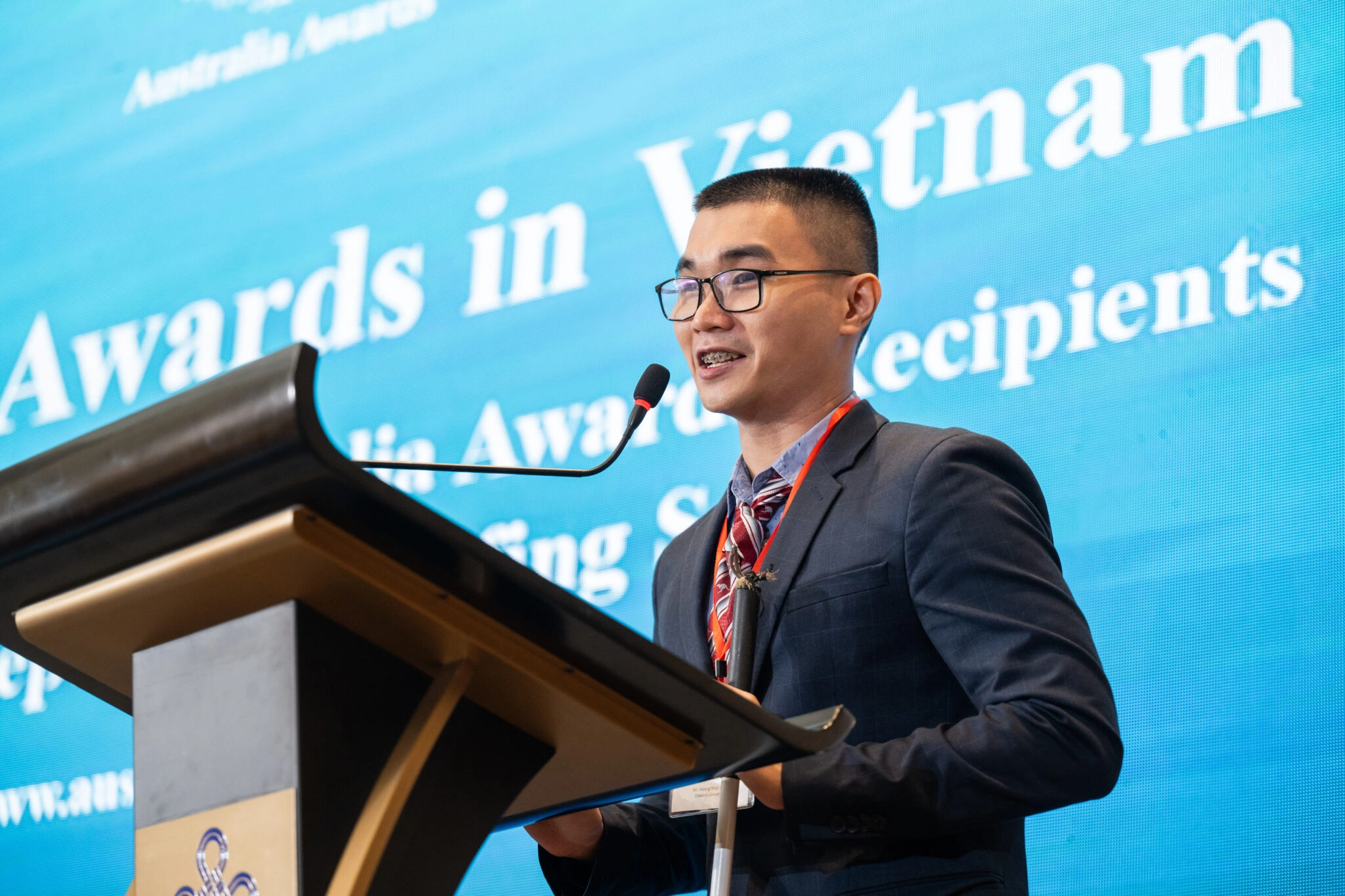 Blind boy wins Australian scholarship: "Apart from my mother, no one believed I could do it"