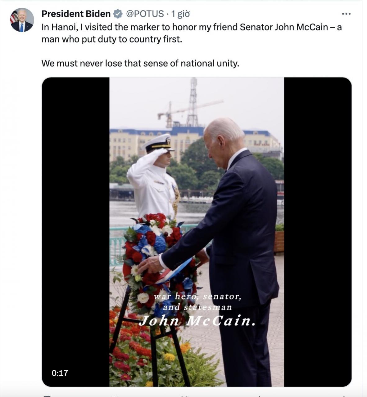 Tổng thống Joe Biden thăm phù điêu cố Thượng nghị sĩ John McCain. Ảnh chụp màn hình