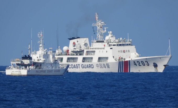 El buque guardacostas chino 4203 se cruzó con un buque guardacostas filipino en junio de 2023. Foto: PCG