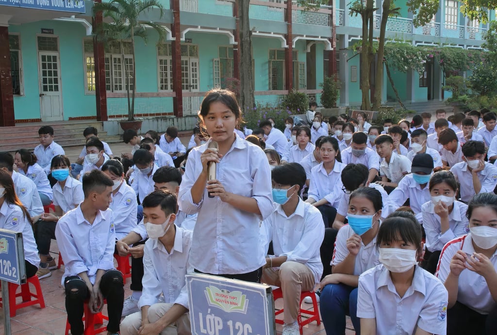 Formation sur la communication et l'éducation en matière de santé reproductive pour les adolescents et les jeunes organisée par le CDC Quang Ninh en coordination avec le centre médical de la ville de Dong Trieu au lycée Nguyen Binh (ville de Dong Trieu), septembre 2022.