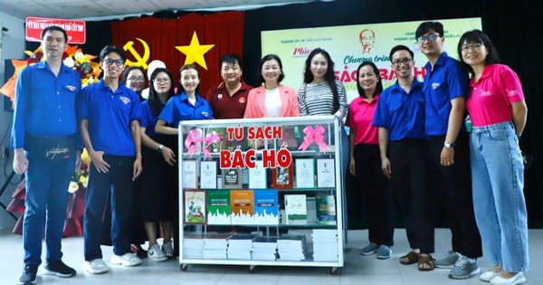 Giving Uncle Ho's bookshelf to students in rural areas of Can Tho