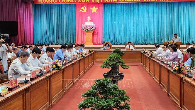 Truong Thi Mai, membre permanent du Secrétariat, travaille avec le Comité provincial du Parti de Binh Dinh