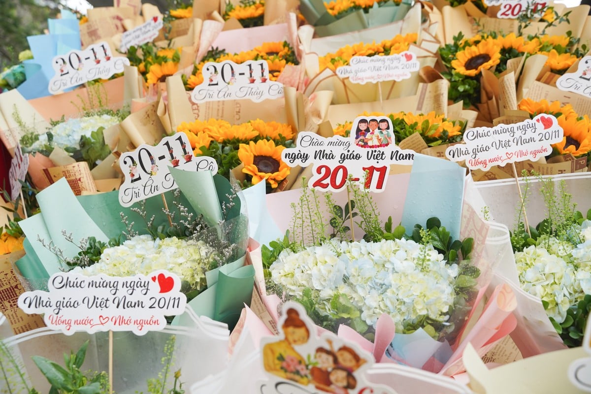 Diversified flower and gift market for Vietnamese Teachers' Day November 20, photo 1