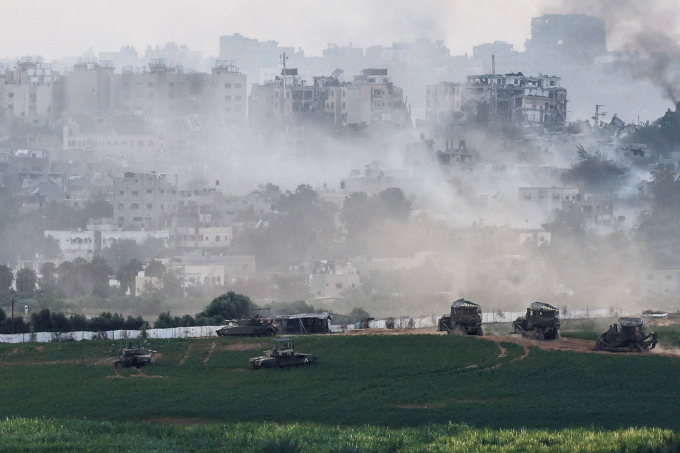 Xe tăng và các phương tiện quân sự Israel di chuyển bên trong Dải Gaza ngày 29/10. Ảnh: Reuters