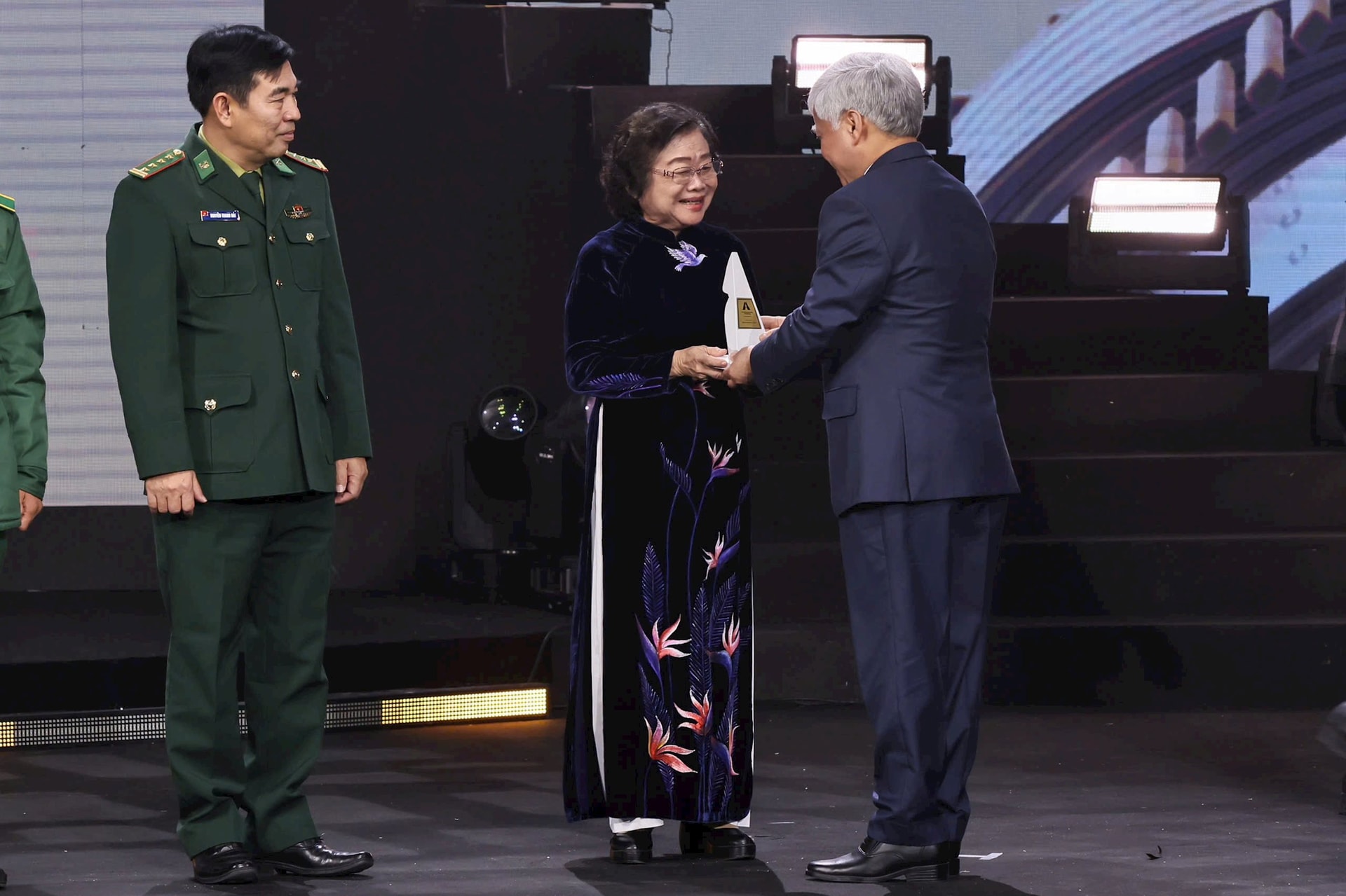 M. Do Van Chien, membre du Politburo, Secrétaire du Comité central du Parti, Président du Comité central du Front de la Patrie du Vietnam a décerné le Prix Acte Humain aux 5 meilleurs projets.