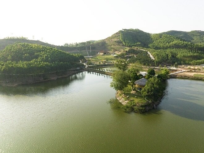 Dieser Ökotourismus-Standort der Gemeinde Van Hoa Ho Va liegt im Va-Seegebiet und hat eine Fläche von mehr als 21,3 Hektar, umgeben von Hügeln und niedrigen Bergen, die eine reizvolle Landschaft bilden.