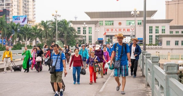 Tausende chinesische Touristen reisen über den internationalen Grenzübergang Mong Cai nach Vietnam ein.