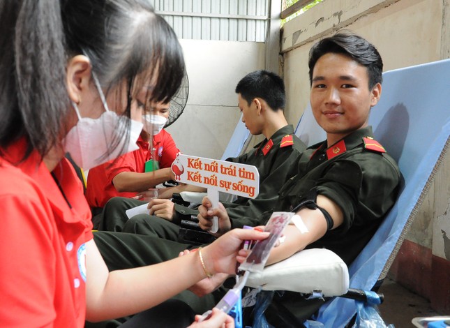 Hundreds of cadres, soldiers, and youth union members donated blood at Red Sunday in Can Tho photo 15