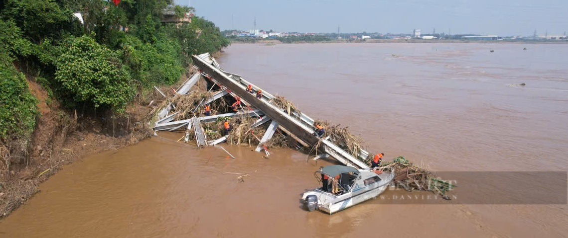 Hình ảnh mới nhất tìm kiếm người mất tích vụ sập cầu Phong Châu trên sông Hồng- Ảnh 7.