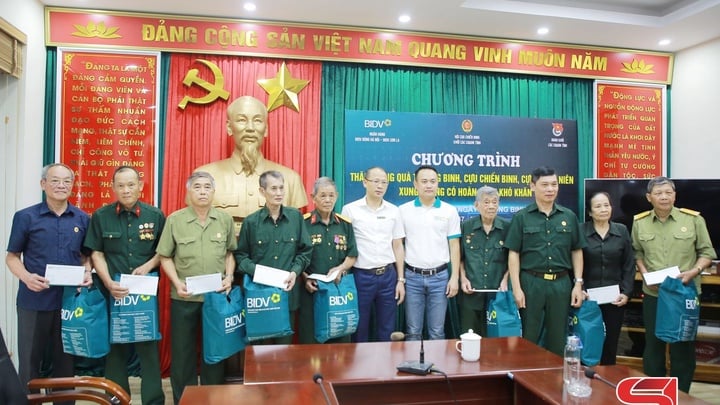 Tặng quà các thương binh, cựu chiến binh, cựu thanh niên xung phong