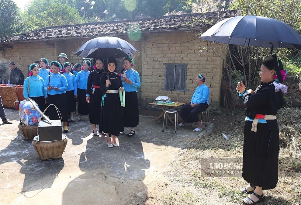 Tái hiện lễ cưới hỏi rước dâu của người Sán Chỉ huyện Bình Liêu. Ảnh: Đoàn Hưng