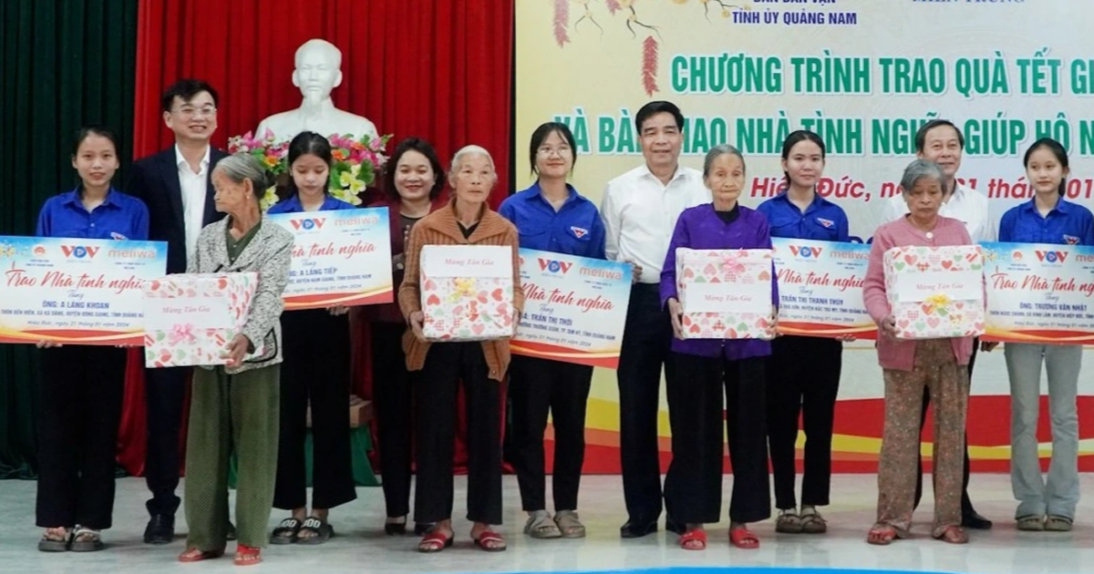 Présentation de 5 maisons de charité aux ménages pauvres de Quang Nam