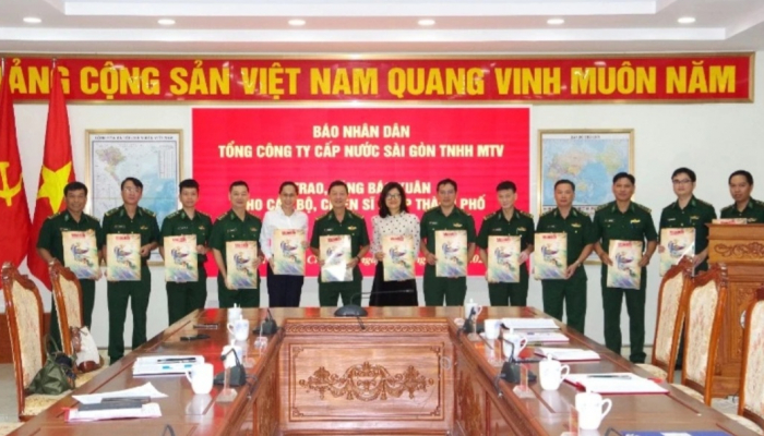 Báo Nhân Dân trao tặng báo Xuân đến cán bộ, chiến sĩ Bộ đội Biên phòng