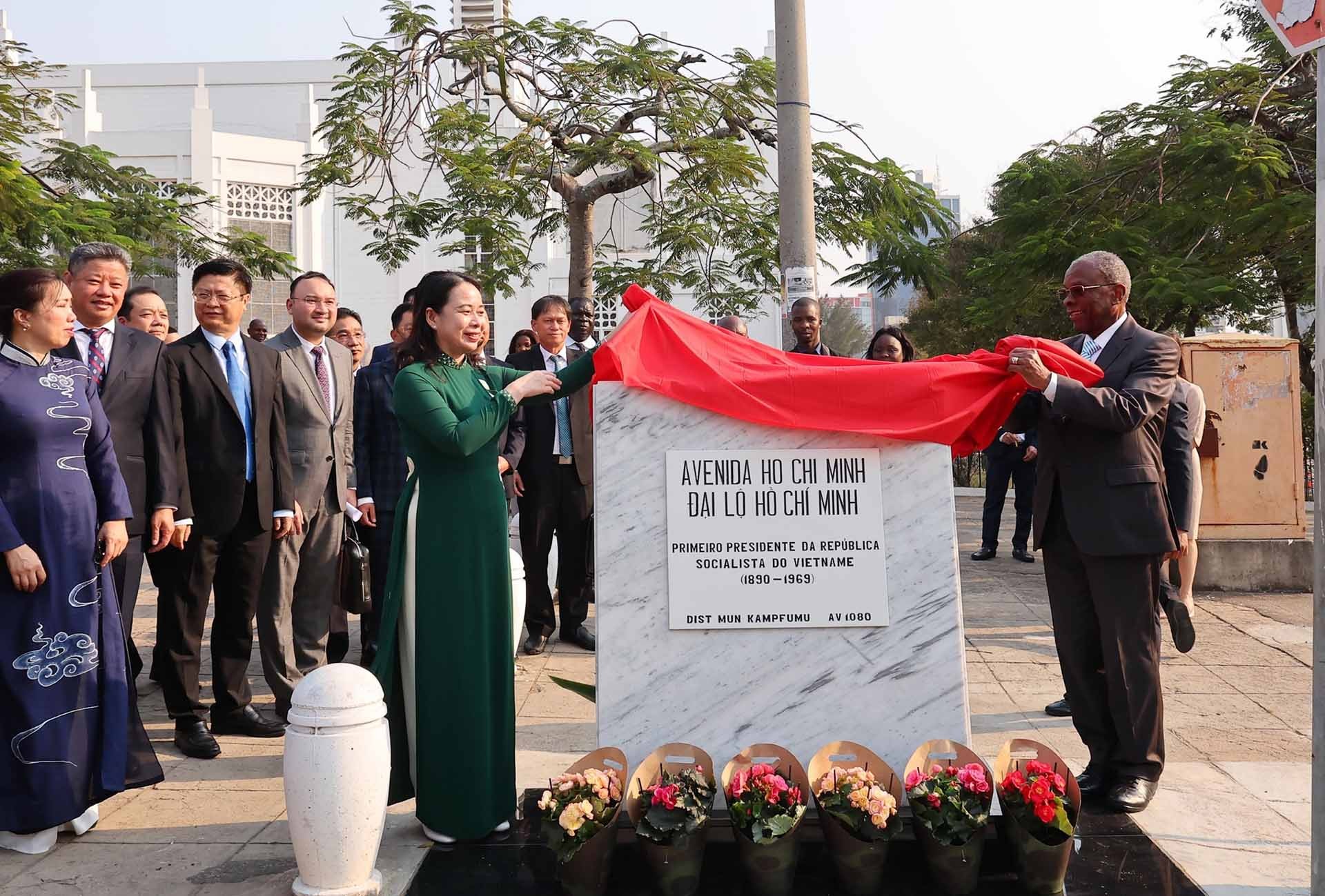 Phó Chủ tịch nước Võ Thị Ánh Xuân và Chủ tịch Hội đồng thành phố Maputo Eneas Comiche khai trương biển tên Đại lộ Hồ Chí Minh. (Nguồn: TTXVN)