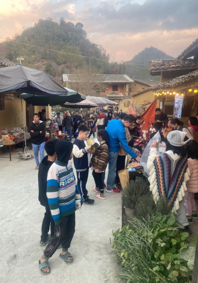 Turistas en el pueblo de Lo Lo Chai en la tarde del 30 de diciembre. Foto: LLC