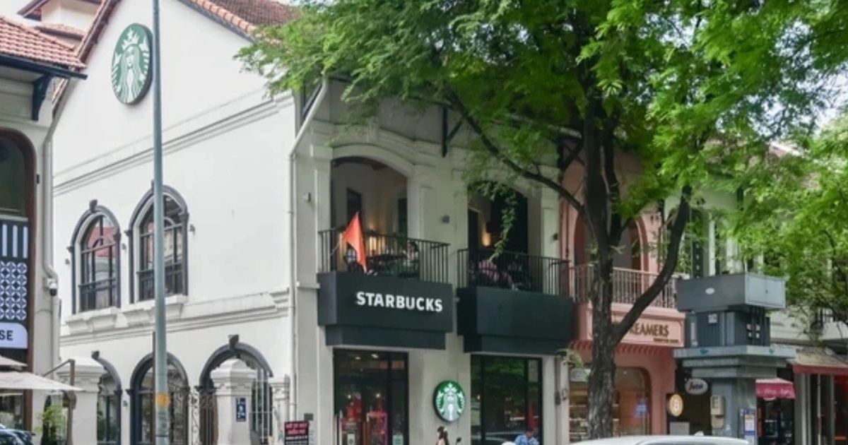 What do we see from Starbucks, McDonald's... returning premises in "golden land" of Ho Chi Minh City?