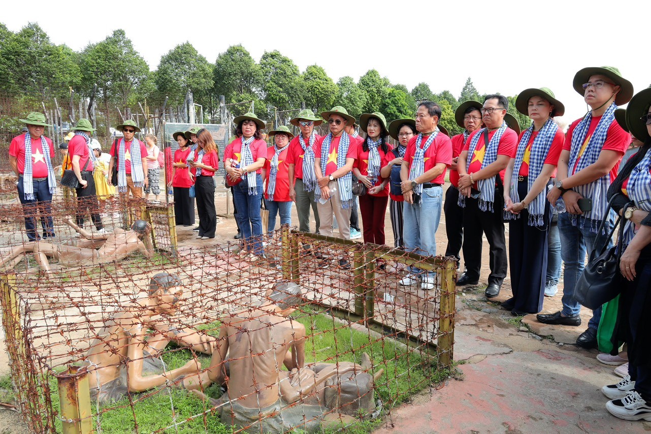 Kiều bào hướng về biển đảo tại Vùng 5 Hải quân