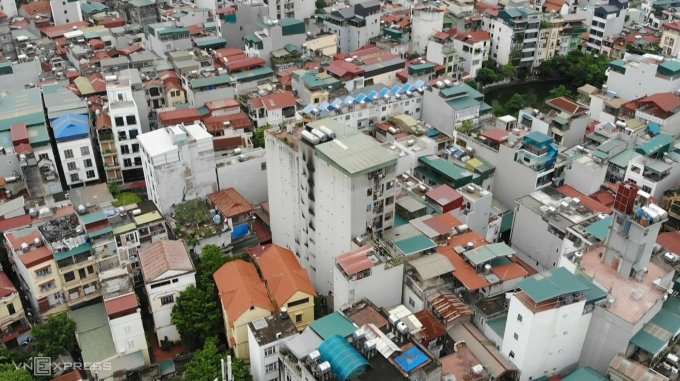 Immeuble d'appartements de 9 étages avec grenier, les étages 2 à 9 sont des appartements, chaque maison mesure 35 à 56 m2 de large. Le côté gauche de l'immeuble est adjacent à la ruelle, la moitié arrière est adjacente à une maison d'habitation, l'autre moitié est adjacente à la ruelle. Photo : Giang Huy