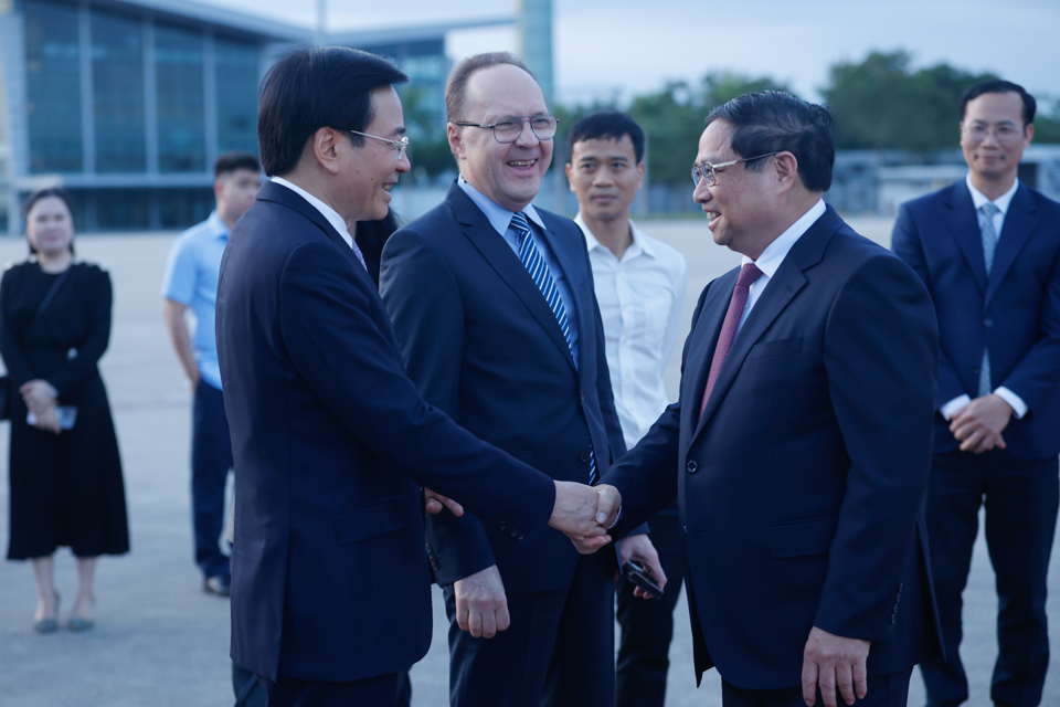 Le ministre et chef du cabinet du gouvernement, Tran Van Son, accompagne le Premier ministre Pham Minh Chinh à son départ pour la réunion des dirigeants des BRICS - Photo : VGP/Nhat Bac - Photo : VGP/Nhat Bac