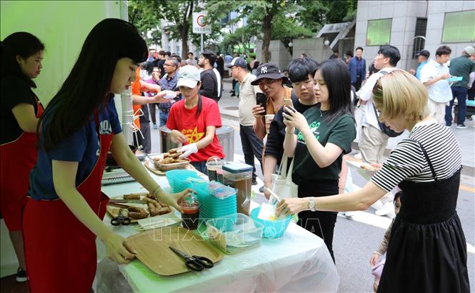 El Pho vietnamita y los rollitos de primavera fritos causan sensación en el Festival de la Amistad de Seúl 2024