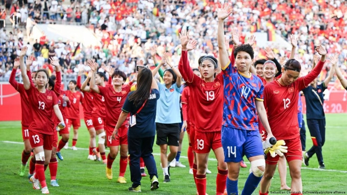 6월 24일 독일과의 경기가 끝난 후 베트남 선수들이 경기장을 돌며 관중들에게 감사를 표했습니다. 사진: DPA