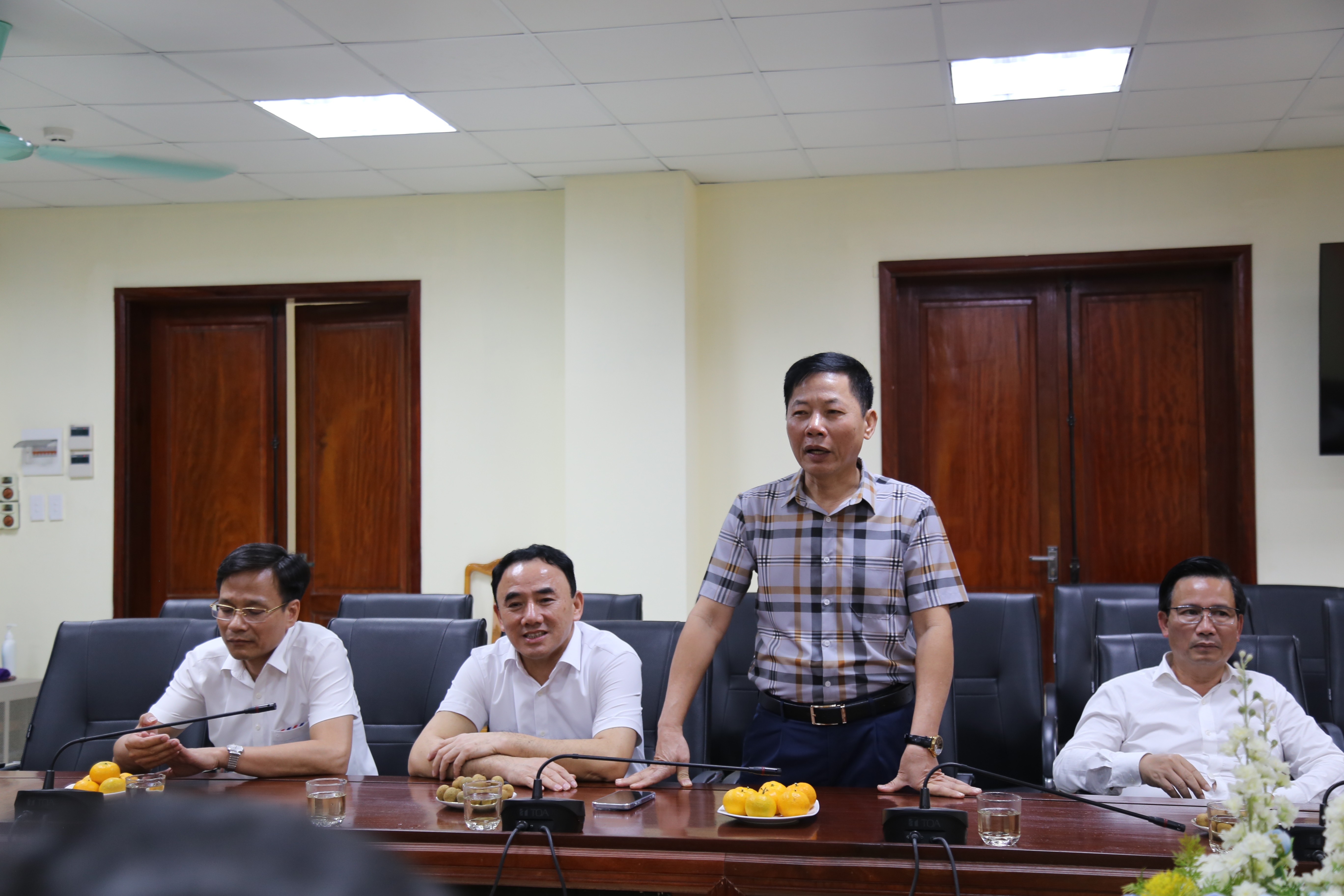 Événement - Le Centre de conseil juridique pour mineurs visite et rencontre les dirigeants du tribunal populaire provincial de Thanh Hoa (Photo 2).