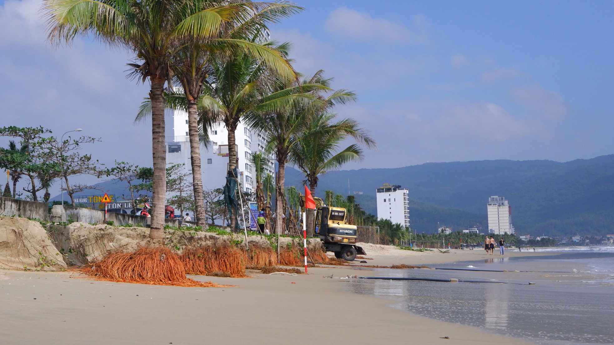 Schwere Erdrutsche am Strand von Da Nang, viele Kioske wurden von den Wellen zerstört Foto 11