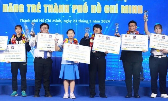 Quy Tan (2. von morgens) und Thanh Vinh (2. von rechts) mit jungen Talenten bei der Ehrenzeremonie, die von der Ho Chi Minh City Youth Union am Abend des 23. März organisiert wurde. Foto: Organisationskomitee