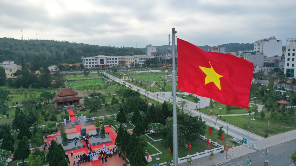 Cá cờ Tổ quốc tung bay nơi đảo tiền tiêu