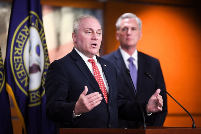 Nghị sĩ Steve Scalise (trái) cùng ông McCarthy tại buổi họp báo ở Đồi Capitol hồi tháng 12/2022. Ảnh: Reuters