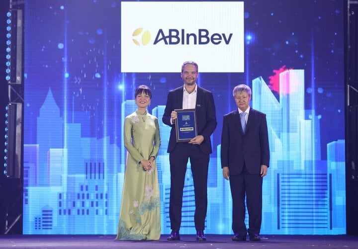 Mr. Craig Maclean - CEO of AB InBev Southeast Asia at the award ceremony (middle)