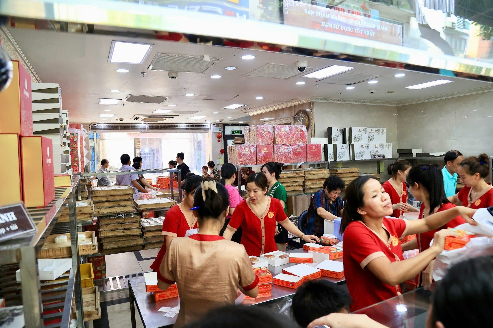 People line up to buy traditional moon cakes on Thuy Khue street photo 4