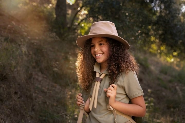 2. “Tienes que esforzarte al máximo en todo”: En lugar de pedirles a sus hijos que se esfuercen al máximo en todo, la Sra. Wallace los orienta para que encuentren un equilibrio entre el estudio y otras actividades. Juntos aprenden cómo utilizar su tiempo y energía de manera más efectiva para lograr buenos resultados sin presionarse demasiado. Por ejemplo, el experto y el niño discutían constantemente sobre lo que significaba ser un buen estudiante. Para ella, estudiar bien no consiste en esforzarse al 100%. Esto puede provocar agotamiento y promover el perfeccionismo. En cambio, ser un buen estudiante implica saber cómo elaborar estrategias inteligentes, evitar el agotamiento y mantener el equilibrio en la vida. (Foto: Freepik).