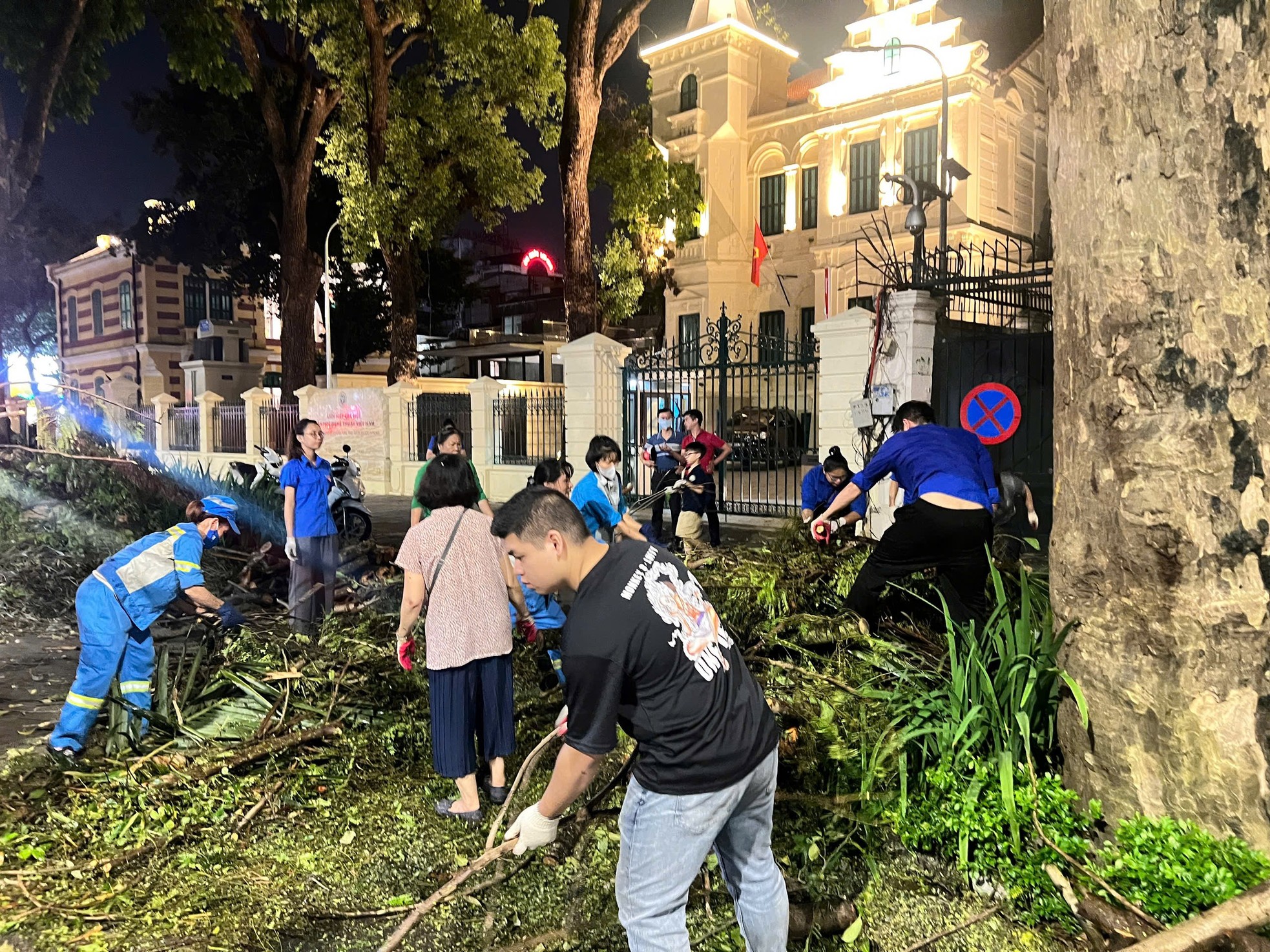 Les habitants de la capitale descendent dans la rue pour nettoyer l'environnement et surmonter les conséquences de la tempête numéro 3, photo 19