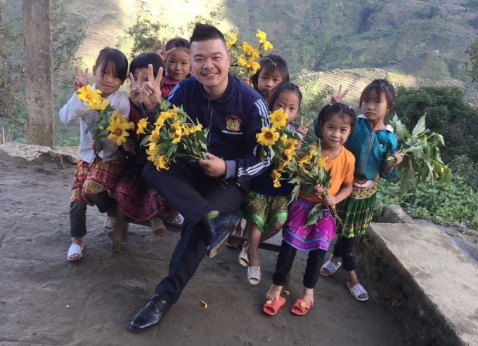 Lehrer Phong erhielt am 20. November 2020 wilde Sonnenblumen von seinen Schülern. Foto: Zur Verfügung gestellt von der Figur